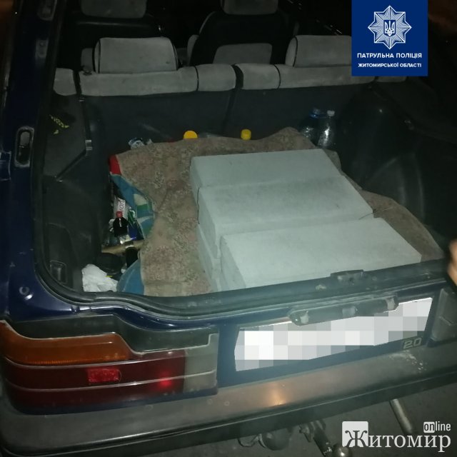 У Житомирі патрульні зупинили Mazda, а в багажнику були бетонні бордюри, які водій вкрав. ФОТО У Житомирі патрульні зупинили Mazda, а в багажнику були бетонні бордюри, які водій вкрав. ФОТО