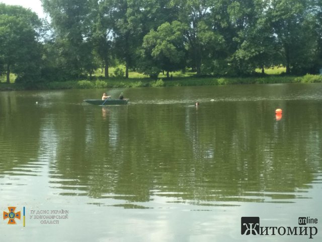 У селищі на Житомирщині рятувальники витягнули з водойми тіло потопельника. ФОТО У селищі на Житомирщині рятувальники витягнули з водойми тіло потопельника. ФОТО