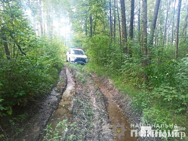 На Житомирщині поліцейські розшукали жінку, яка пішла до лісу за чорницями та заблукала.ФОТО На Житомирщині поліцейські розшукали жінку, яка пішла до лісу за чорницями та заблукала.ФОТО
