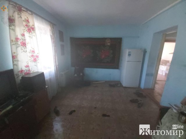 Під час гасіння пожежі в Житомирській області рятувальники винесли з будинку чоловіка. ФОТО Під час гасіння пожежі в Житомирській області рятувальники винесли з будинку чоловіка. ФОТО
