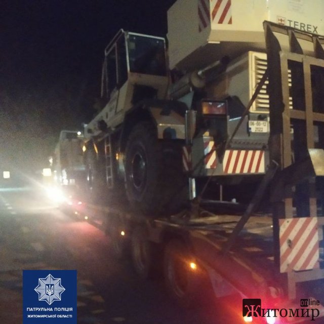 На стаціонарному посту "Звягель" патрульні зупинили MAN, який перевозив кран. ФОТО На стаціонарному посту "Звягель" патрульні зупинили MAN, який перевозив кран. ФОТО