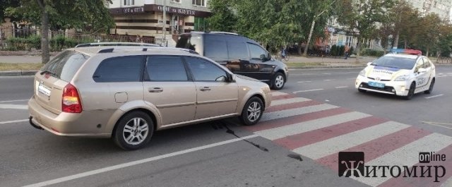 У Житомирі на пішохідному переході автомобіль збив чоловіка. ФОТО У Житомирі на пішохідному переході автомобіль збив чоловіка. ФОТО