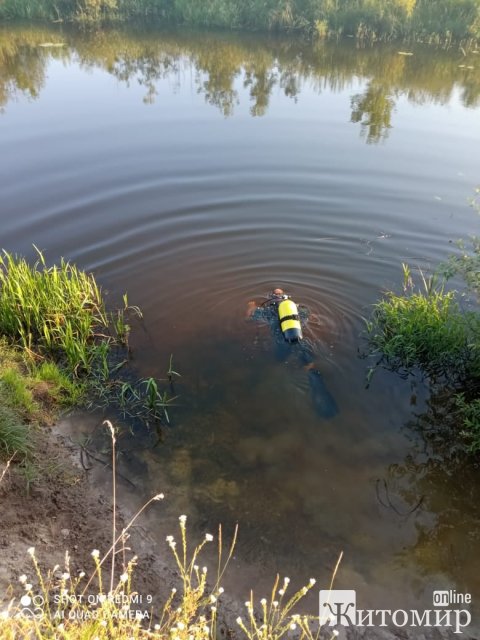 З водойми в Малинському районі рятувальники витягнули тіло чоловіка. ФОТО З водойми в Малинському районі рятувальники витягнули тіло чоловіка. ФОТО