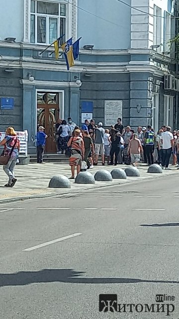У Житомирі групка людей під міською радою стояла з плакатами "Геть Нікітіна" У Житомирі групка людей під міською радою стояла з плакатами "Геть Нікітіна"