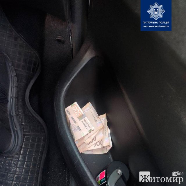 У Житомирській області нетверезий водій Volkswagen за 2000 гривень хотів відкупитись від поліцейських. ФОТО У Житомирській області нетверезий водій Volkswagen за 2000 гривень хотів відкупитись від поліцейських. ФОТО