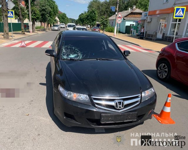 У Новограді-Волинському автомобіль Honda збив пішохода. ФОТО У Новограді-Волинському автомобіль Honda збив пішохода. ФОТО