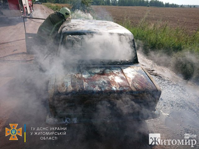 У Коростенському районі горів ВАЗ. ФОТО У Коростенському районі горів ВАЗ. ФОТО