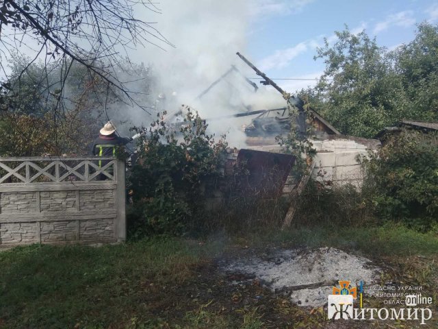 У селі біля Житомира горів будинок: під час самостійного гасіння пожежі власник отримав травму. ФОТО У селі біля Житомира горів будинок: під час самостійного гасіння пожежі власник отримав травму. ФОТО