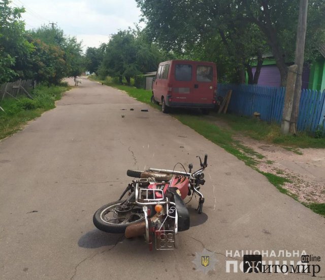 На Житомирщині водій мотоциклу врізався в Peugeot Boxer: водія двоколісника госпіталізували. ФОТО На Житомирщині водій мотоциклу врізався в Peugeot Boxer: водія двоколісника госпіталізували. ФОТО