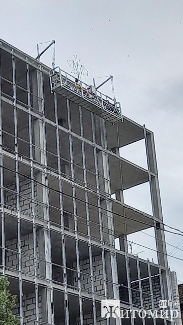 На Київській в Житомирі закінчують будівництво бізнес-центру?