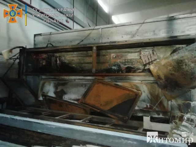 У Бердичеві горів цех з виробництва меблів. ФОТО У Бердичеві горів цех з виробництва меблів. ФОТО