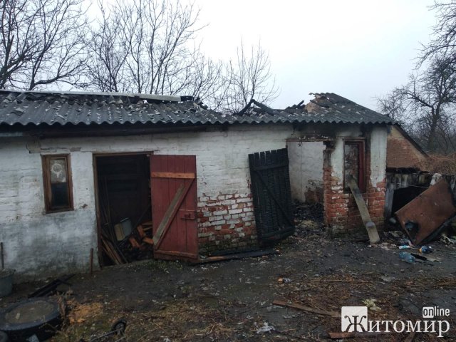 Рятувальники гасили пожежі у Радомишлі та селі Романівського району. ФОТО Рятувальники гасили пожежі у Радомишлі та селі Романівського району. ФОТО