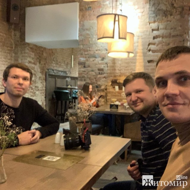 Автоблогер Інфокар.ua припаркував Audi на пішохідній вулиці в Житомирі та пішов перекусити. ФОТО Автоблогер Інфокар.ua припаркував Audi на пішохідній вулиці в Житомирі та пішов перекусити. ФОТО