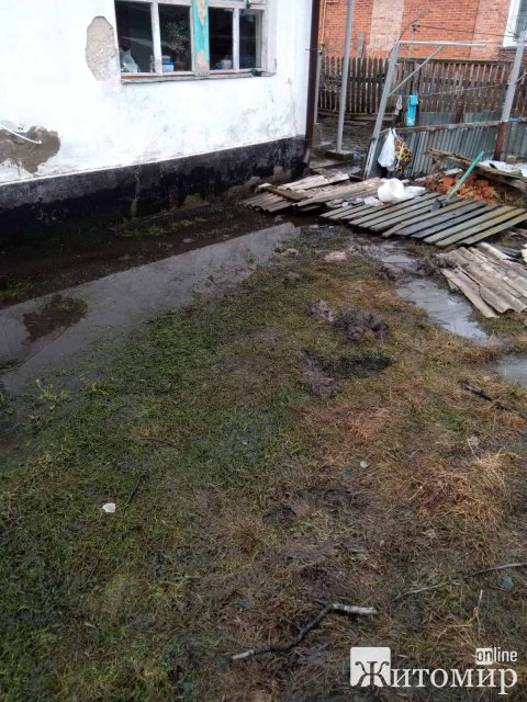 У Житомирі рятувальники з обійсть містян відкачували воду. ФОТО У Житомирі рятувальники з обійсть містян відкачували воду. ФОТО