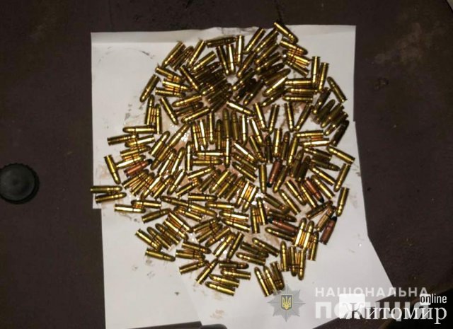 В будинку жителя Житомирщини поліцейські знайшли револьвер, два пістолета-кулемета та майже 300 набоїв різного калібру. ФОТО В будинку жителя Житомирщини поліцейські знайшли револьвер, два пістолета-кулемета та майже 300 набоїв різного калібру. ФОТО
