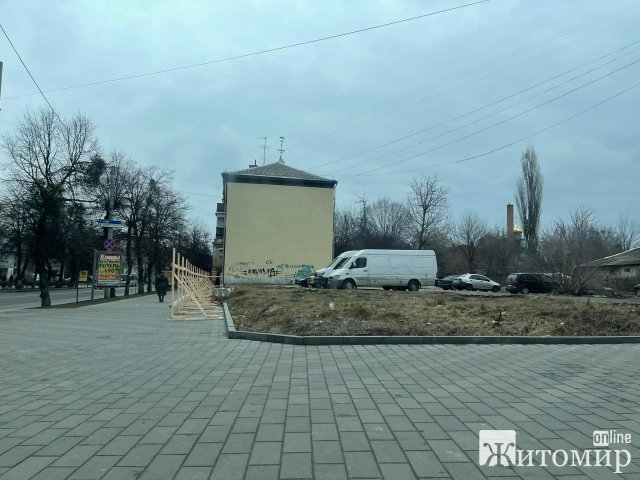 У Житомирі на розі вулиць Театральної та Київської з У Житомирі на розі вулиць Театральної та Київської з