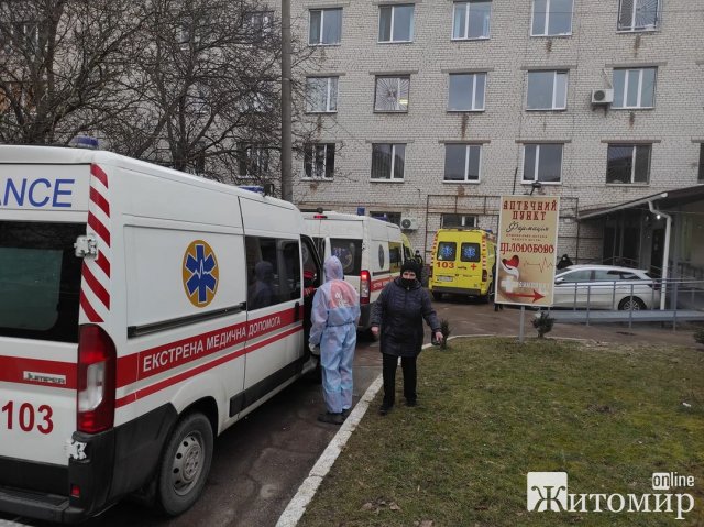 Біля однієї з лікарень в Житомирі в черзі стоять "швидкі". ФОТО Біля однієї з лікарень в Житомирі в черзі стоять "швидкі". ФОТО