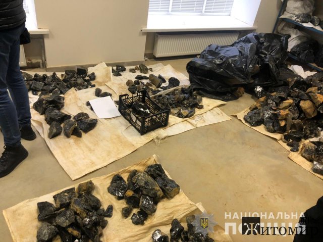 На Житомирщині та Київщині правоохоронці провели обшуки і вилучили 10 тонн дорогоцінного каміння. ФОТО На Житомирщині та Київщині правоохоронці провели обшуки і вилучили 10 тонн дорогоцінного каміння. ФОТО