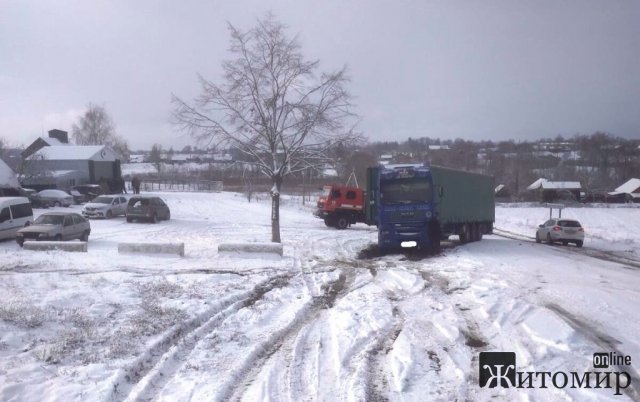 У селі на Житомирщині вантажівку занесло на дорозі: вона перекрила рух іншому транспорту. ФОТО У селі на Житомирщині вантажівку занесло на дорозі: вона перекрила рух іншому транспорту. ФОТО