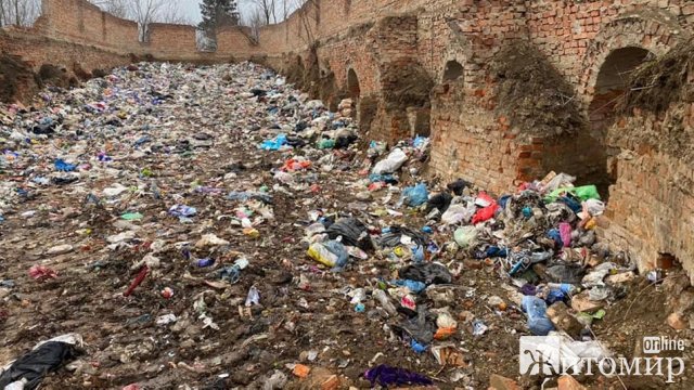 На Житомирщині жителі села, де знайшли львівське сміття, перекривали дорогу. ФОТО На Житомирщині жителі села, де знайшли львівське сміття, перекривали дорогу. ФОТО