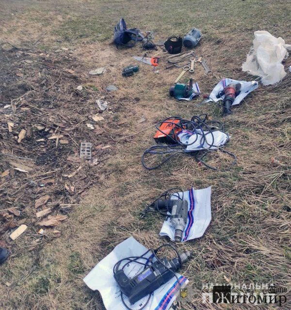 На Житомирщині поліцейські затримали юнаків, які вкрали електроінструменти з лісопильні та заховали їх у полі. ФОТО На Житомирщині поліцейські затримали юнаків, які вкрали електроінструменти з лісопильні та заховали їх у полі. ФОТО