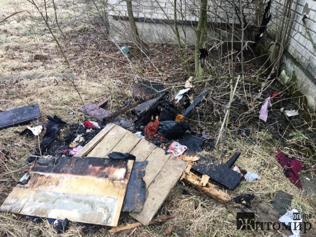 На Житомирщині рятували від знищення дві хати-пустки. ФОТО На Житомирщині рятували від знищення дві хати-пустки. ФОТО
