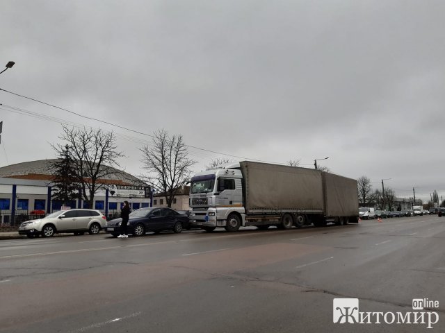 ДТП за участі вантажівки в Житомирі. ФОТО ДТП за участі вантажівки в Житомирі. ФОТО