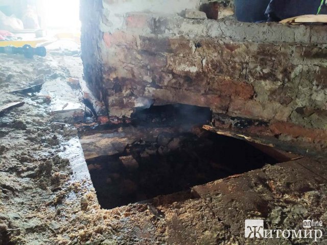 У селі на Житомирщині рятувальники гасили займання пожежі в будинку. ФОТО У селі на Житомирщині рятувальники гасили займання пожежі в будинку. ФОТО