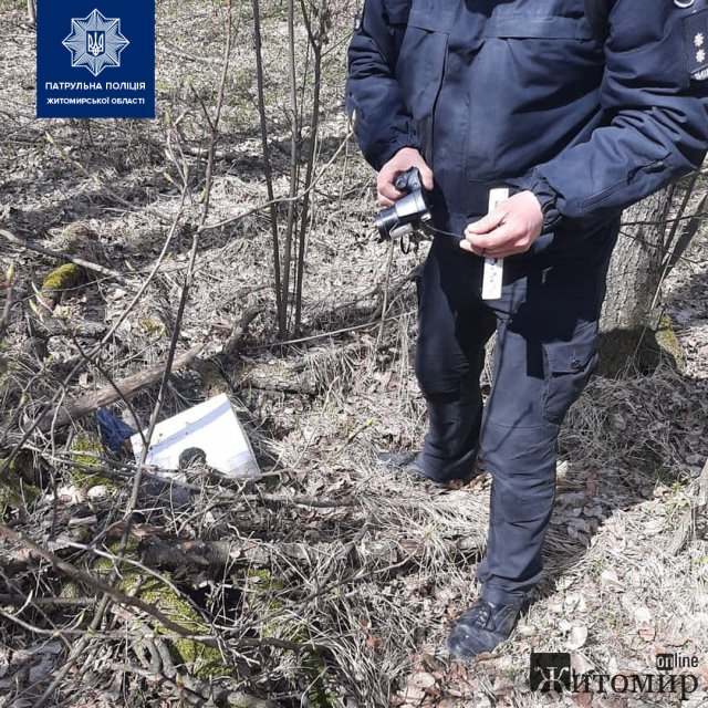 На Житомирщині патрульні затримали Peugeot , водій якого викрав сумку з маршрутки. ФОТО На Житомирщині патрульні затримали Peugeot , водій якого викрав сумку з маршрутки. ФОТО