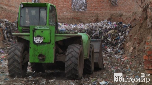 На Житомирщині завершують вивіз львівського сміття, яке незаконно скинули на заводі в Будичанах. ФОТО На Житомирщині завершують вивіз львівського сміття, яке незаконно скинули на заводі в Будичанах. ФОТО