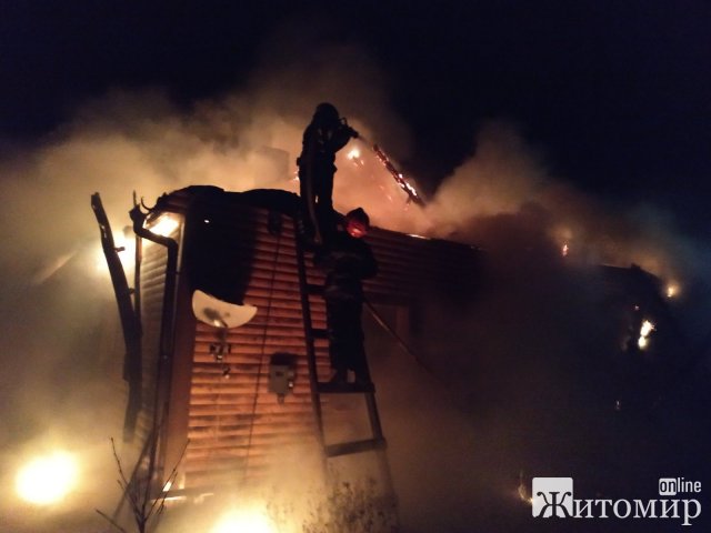 За добу працівники ДСНС врятували від знищення вогнем два житлові будинки в Житомирській області. ФОТО За добу працівники ДСНС врятували від знищення вогнем два житлові будинки в Житомирській області. ФОТО