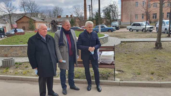 Концентратори кисню та захисні костюми: Володимир Литвин привіз допомогу шести районним лікарням Концентратори кисню та захисні костюми: Володимир Литвин привіз допомогу шести районним лікарням