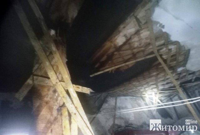 У Баранівці горів двоповерховий будинок. ФОТО У Баранівці горів двоповерховий будинок. ФОТО