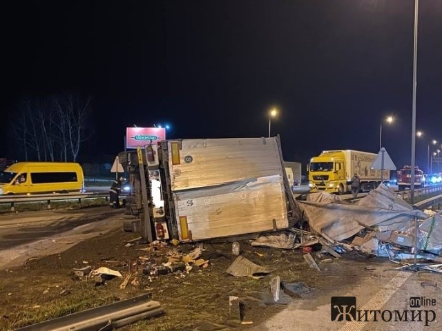 На трасі в Житомирській області після зіткнення з ВАЗ і відбійником перекинулася фура та перекрила дорогу. ФОТО На трасі в Житомирській області після зіткнення з ВАЗ і відбійником перекинулася фура та перекрила дорогу. ФОТО