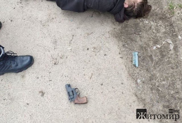 У Житомирі патрульні намагалися затримати хулігана, але він вистрелив у себе та втратив свідомість. ФОТО У Житомирі патрульні намагалися затримати хулігана, але він вистрелив у себе та втратив свідомість. ФОТО
