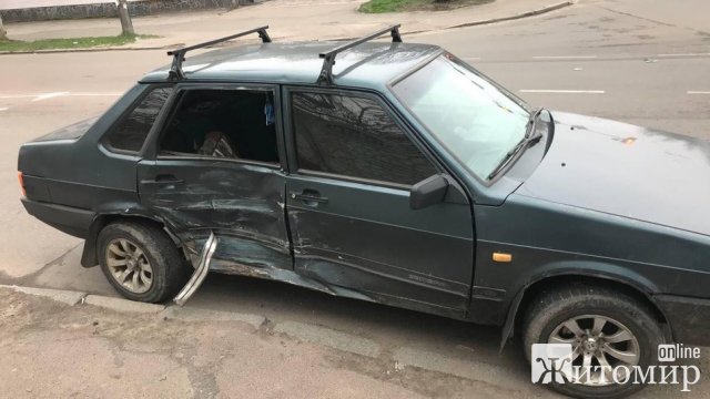 У Житомирі на перехресті зіштовхнулись Lanos та ВАЗ. ФОТО