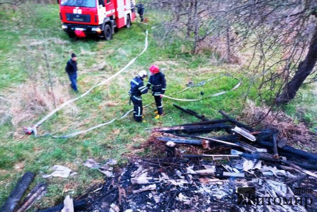 У селі Житомирського району горіла хата-пустка. ФОТО У селі Житомирського району горіла хата-пустка. ФОТО