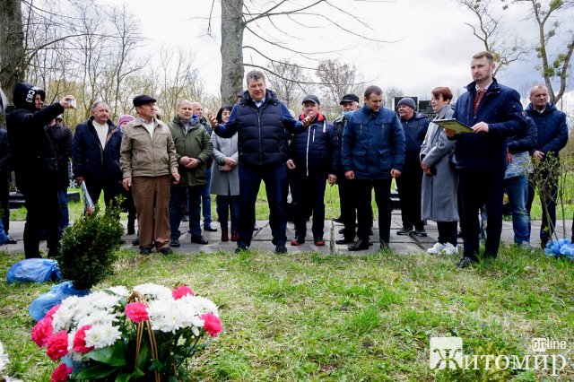 Голова Житомирської ОДА поїхав до Чорнобиля, аби відкрити меморіал ліквідаторам. ФОТО Голова Житомирської ОДА поїхав до Чорнобиля, аби відкрити меморіал ліквідаторам. ФОТО