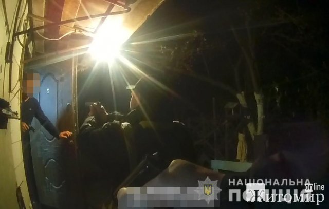 У Коростені чоловік під час сварки облив себе й кімнату бензином та стріляв у поліцейського, зачепивши бронежилет. ВІДЕО У Коростені чоловік під час сварки облив себе й кімнату бензином та стріляв у поліцейського, зачепивши бронежилет. ВІДЕО