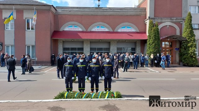 Як у Житомирі відбувалися пам’ятні заходи з нагоди 35-ї річниці аварії на ЧАЕС. ФОТО Як у Житомирі відбувалися пам’ятні заходи з нагоди 35-ї річниці аварії на ЧАЕС. ФОТО