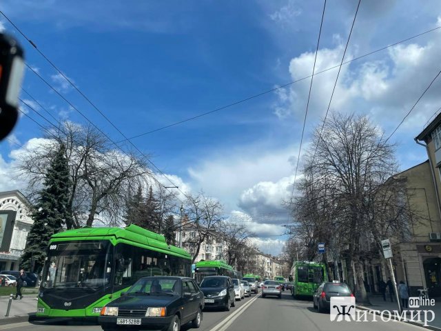 На Київській у Житомирі стали тролейбуси. ФОТО