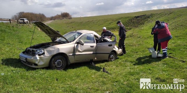 На трасі біля Бердичева автомобіль злетів у кювет, де перекинувся. ФОТО На трасі біля Бердичева автомобіль злетів у кювет, де перекинувся. ФОТО