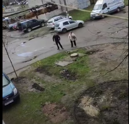 Житомирянин з Бориса Тена погрожує жінкам: Ще щось тут посадите, я вам руки-ноги поламаю. ВІДЕО Житомирянин з Бориса Тена погрожує жінкам: Ще щось тут посадите, я вам руки-ноги поламаю. ВІДЕО