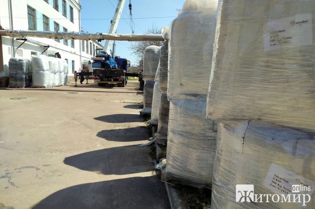 На водоканал привезли активоване вугілля, директор пообіцяв покращення якості питної води в Житомирі. ФОТО