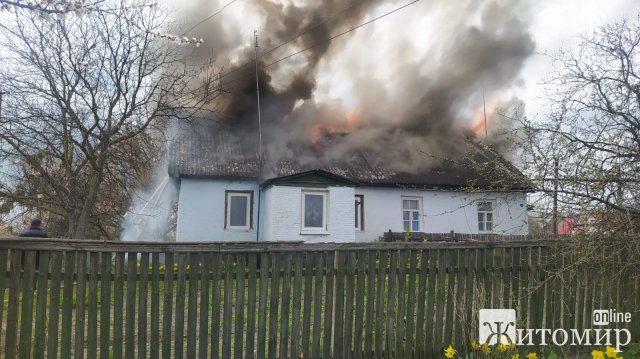 В Андрушівці горіло помешкання, де проживали дві пенсіонерки. ФОТО В Андрушівці горіло помешкання, де проживали дві пенсіонерки. ФОТО
