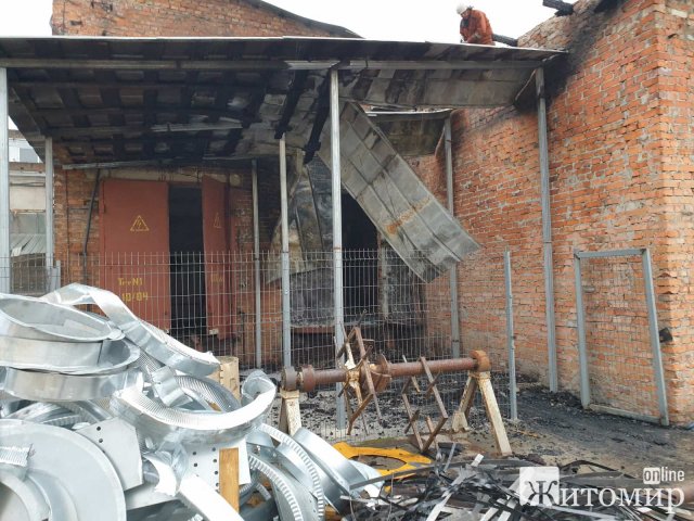 У Новограді-Волинському вогнеборці ліквідували займання в будівлі електропідстанції. ФОТО У Новограді-Волинському вогнеборці ліквідували займання в будівлі електропідстанції. ФОТО