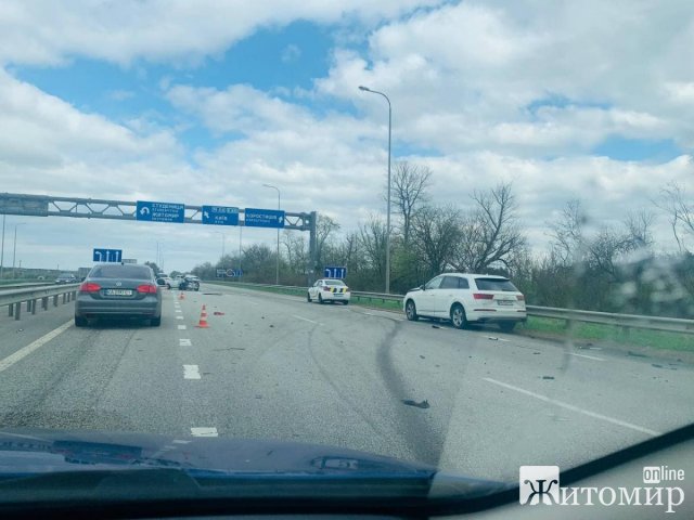 На житомирській трасі сталася жахлива ДТП: водія затиснуло в салоні. ФОТО. ВІДЕО На житомирській трасі сталася жахлива ДТП: водія затиснуло в салоні. ФОТО. ВІДЕО