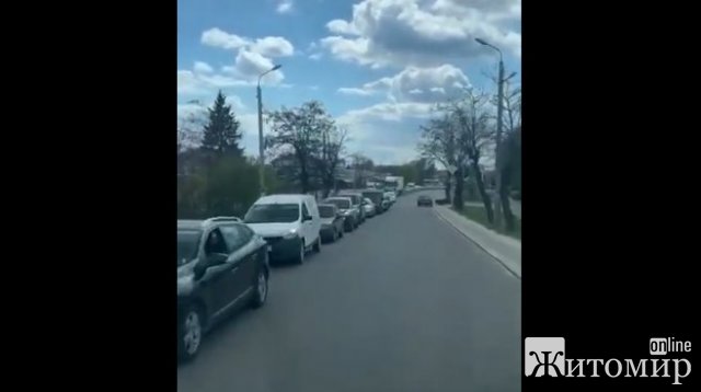 На виїзді з Бердичева утворився кілометровий затор. ФОТО На виїзді з Бердичева утворився кілометровий затор. ФОТО