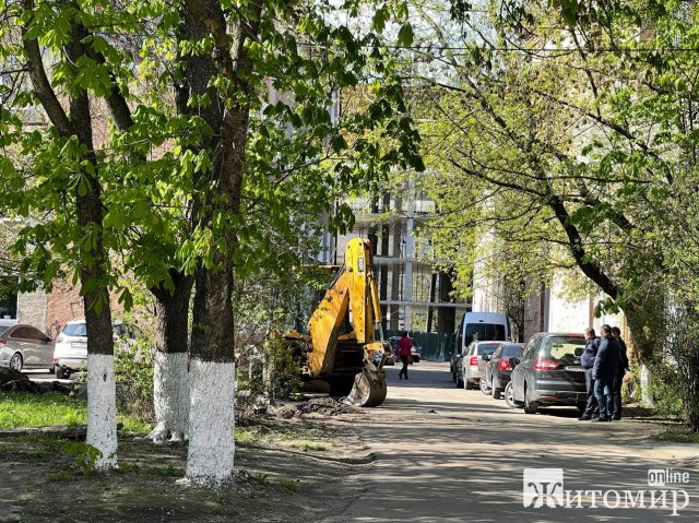 Що відбувається у дворі по вулиці Лятошинського в Житомирі. ФОТО Що відбувається у дворі по вулиці Лятошинського в Житомирі. ФОТО