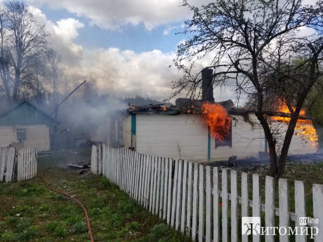 На Коростенщині рятувальники ліквідовують пожежу на території приватного домоволодіння. ФОТО